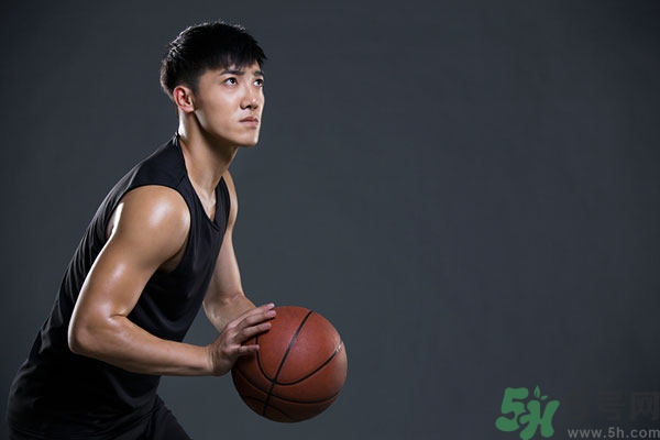 打籃球崴腳了怎么快速恢復(fù)？打籃球腳崴了腫了怎么辦？