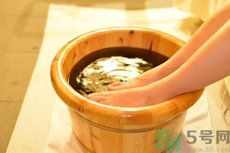 秋天泡腳加什么好？秋季泡腳有什么好處？