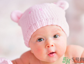 秋天嬰兒穿什么衣服？嬰兒秋天穿什么衣服？