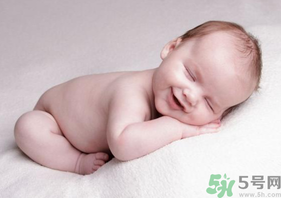 秋天嬰兒睡覺(jué)穿什么？嬰兒秋天睡覺(jué)穿什么？