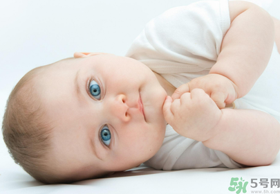 秋天嬰兒睡覺(jué)穿什么？嬰兒秋天睡覺(jué)穿什么？