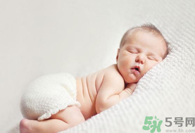 嬰兒秋天拉肚子怎么辦？秋天嬰兒拉肚子怎么辦？