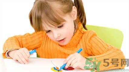 孩子左撇子怎么辦？孩子左撇子需要糾正嗎？