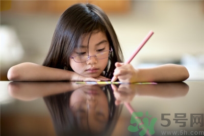 孩子左撇子怎么辦？孩子左撇子需要糾正嗎？