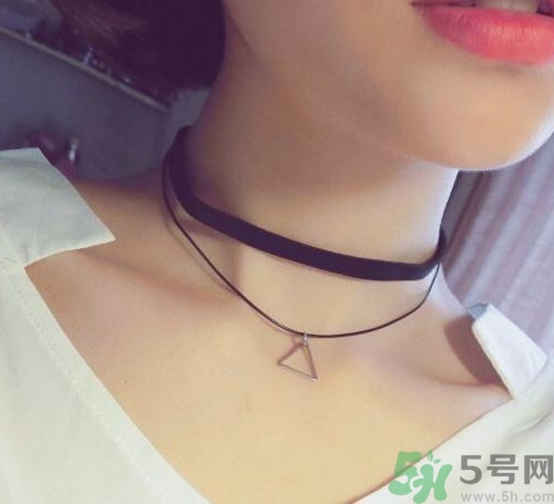 choker項(xiàng)鏈怎么搭配衣服？choker蕾絲項(xiàng)鏈搭配