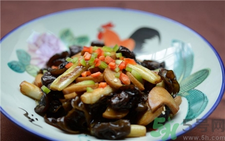 香菇和木耳可以一起炒嗎?香菇和木耳能一起吃嗎? 香菇和木耳可以一起炒嗎?香菇和木耳能一起吃嗎?