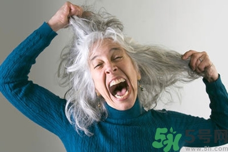缺什么頭發(fā)會(huì)變白？年輕人頭發(fā)變白是缺維生素嗎？