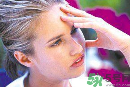 缺什么頭發(fā)會(huì)變白？年輕人頭發(fā)變白是缺維生素嗎？