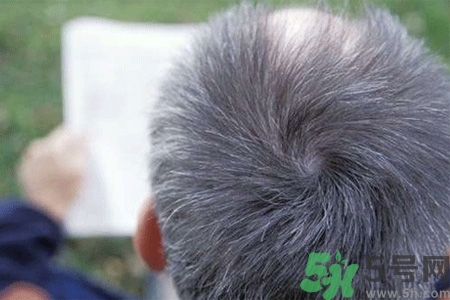 缺什么頭發(fā)會(huì)變白？年輕人頭發(fā)變白是缺維生素嗎？