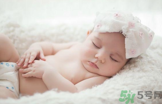 寶寶睡覺喜歡把手舉起來是怎么回事？