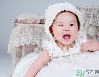 寶寶睡覺翻來覆去是怎么回事？寶寶睡覺喜歡亂動怎么辦？