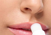 嘴巴起皮是上火了嗎？嘴巴干裂起皮是什么原因？