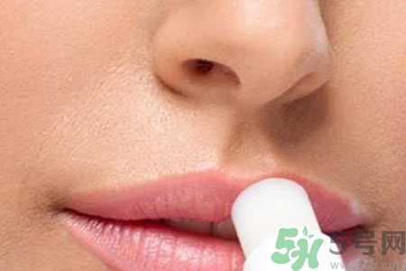 嘴巴起皮是怎么回事？嘴巴干裂起皮很疼怎么辦？