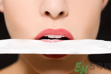 嘴巴起皮是上火了嗎？嘴巴干裂起皮是什么原因？