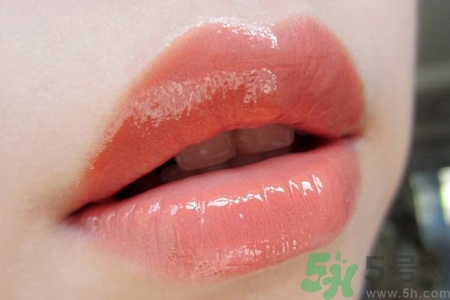 嘴巴起皮是上火了嗎？嘴巴干裂起皮是什么原因？