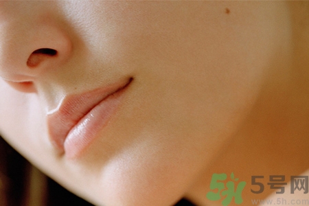 嘴巴起皮很干怎么辦？嘴巴起皮很干怎么回事？
