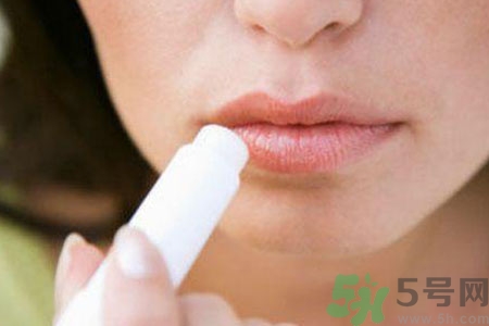 嘴巴周圍干燥起皮發(fā)紅怎么回事？嘴巴周圍干燥起皮怎么辦？