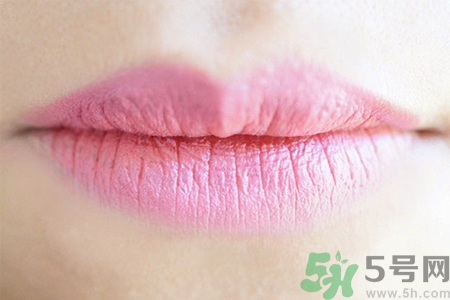 嘴巴起皮是缺什么？嘴巴起皮是缺維生素嗎？