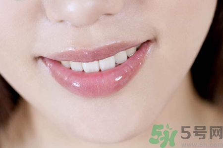 秋天嘴巴起皮吃什么水果好？嘴巴起皮吃什么食物好？