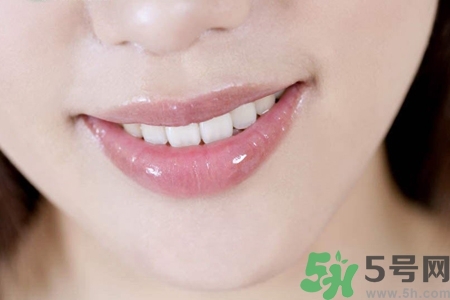 嘴巴起皮吃什么蔬菜好？嘴巴起皮吃什么好的快？