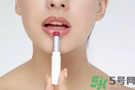 嘴巴起皮吃什么蔬菜好？嘴巴起皮吃什么好的快？