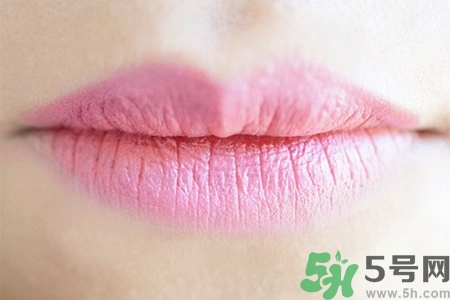 嘴巴起皮吃什么蔬菜好？嘴巴起皮吃什么好的快？