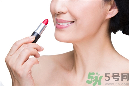 唇釉和口紅哪個(gè)好用?唇釉和口紅的區(qū)別 唇釉和口紅哪個(gè)好用?唇釉和口紅的區(qū)別