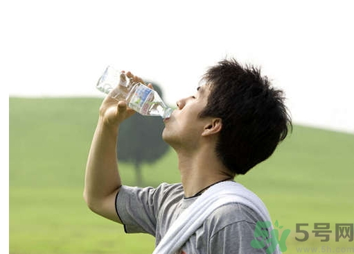 多喝水皮膚會(huì)變好嗎？喝多少水皮膚會(huì)變好？