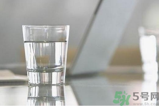 多喝水皮膚會(huì)變好嗎？喝多少水皮膚會(huì)變好？