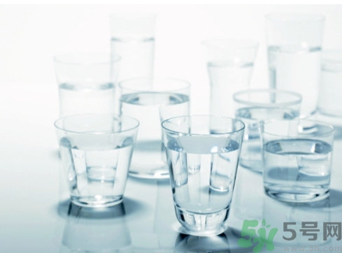 多喝水皮膚會(huì)變好嗎？喝多少水皮膚會(huì)變好？