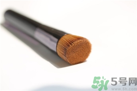 粉底刷怎么用?粉底刷的使用方法 粉底刷怎么用?粉底刷的使用方法