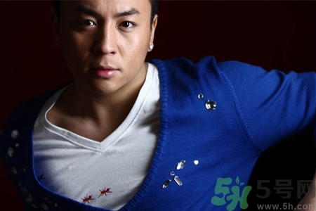 男性耳飾怎么挑選？男生耳釘左右耳的含義是什么？