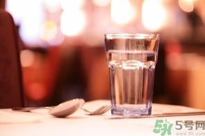 產(chǎn)婦多喝水奶水會(huì)多嗎？產(chǎn)婦多喝水奶水會(huì)稀嗎？