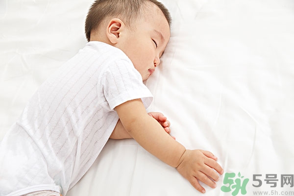 寶寶睡覺張著嘴是怎么回事？寶寶睡覺為什么張著嘴？