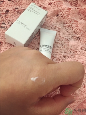 阿瑪尼黑鑰匙至臻奐顏精華乳怎么樣？阿瑪尼黑鑰匙精華乳好用嗎？