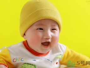 寶寶多大穿鞋子比較好？寶寶多大可以穿鞋？