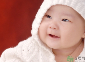 寶寶多大穿鞋子比較好？寶寶多大可以穿鞋？