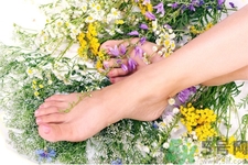 冬天泡腳放什么好？冬天經(jīng)常泡腳有什么好處？