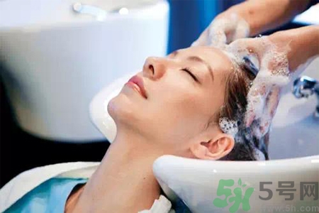 冬天經(jīng)常梳頭好嗎？經(jīng)常梳頭油頭發(fā)怎么辦？