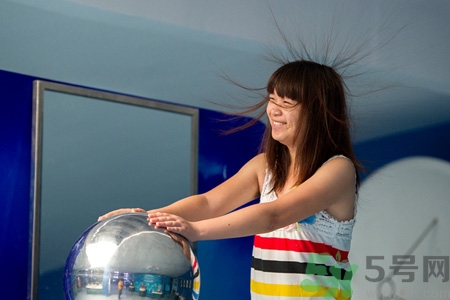 頭發(fā)愛靜電和什么有關(guān)系嗎？預(yù)防靜電的小妙招