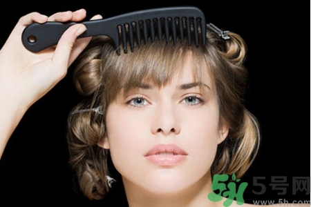 睡前能梳頭嗎？睡覺前梳頭會影響睡眠嗎？