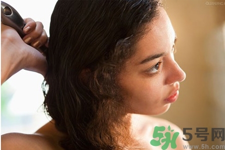 睡前能梳頭嗎？睡覺前梳頭會影響睡眠嗎？