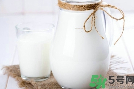 核桃奶和純牛奶哪個營養(yǎng)價值比較高？核桃奶和純牛奶的區(qū)別