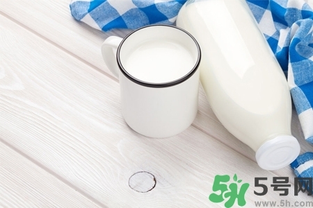 核桃奶和純牛奶哪個營養(yǎng)價值比較高？核桃奶和純牛奶的區(qū)別