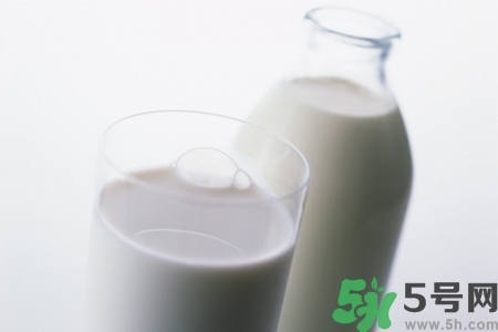 核桃奶和純牛奶哪個營養(yǎng)價值比較高？核桃奶和純牛奶的區(qū)別