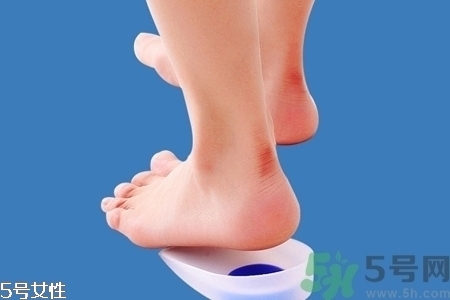 腳后跟腫是什么原因引起的？腳后跟腫怎么辦？