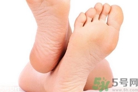 腳后跟腫是什么原因引起的？腳后跟腫怎么辦？