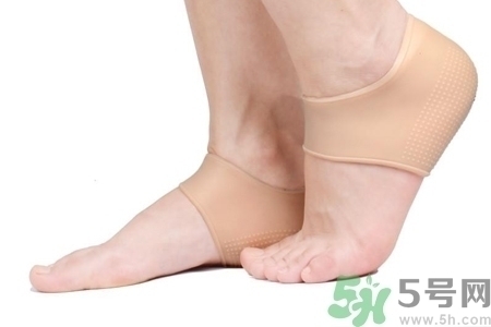 腳后跟腫是什么原因引起的？腳后跟腫怎么辦？