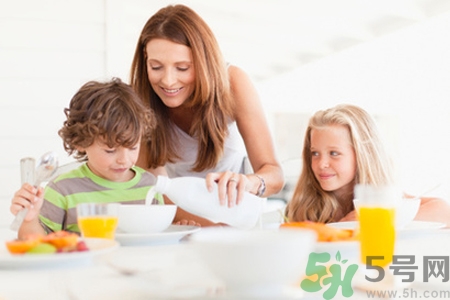 和乙肝病人吃飯會傳染嗎？和乙肝病人吃飯需要注意什么？