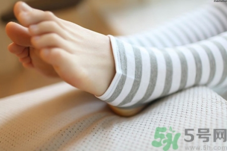 腳趾甲變厚變黃什么原因？腳趾甲變厚變黃是灰指甲嗎？